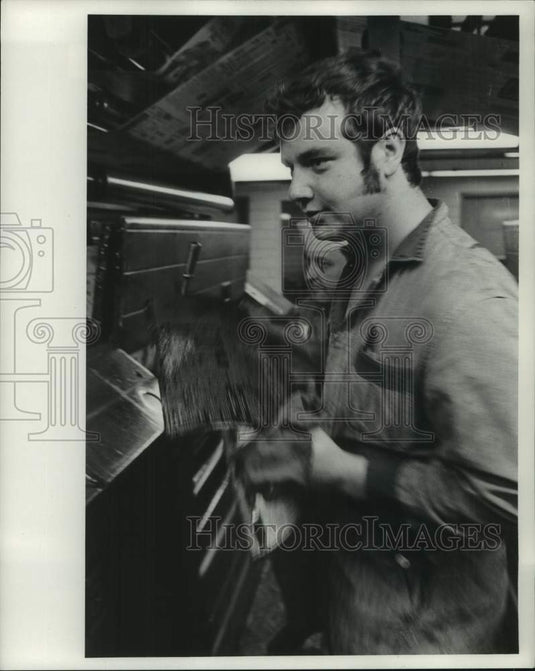 1970 Press Photo Richard Graul Working In The Milwaukee Journal's Pressroom- Historic Images