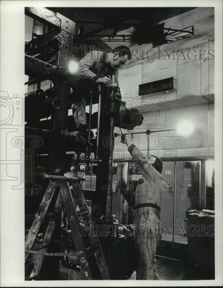 1974 Press Photo Technicians Dismantling Color Press At The Milwaukee Journal- Historic Images