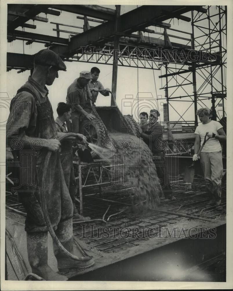 1947 Press Photo Construction crew at work in Milwaukee - mjc36438- Historic Images