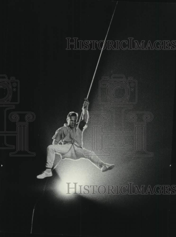 1966 Press Photo Bob Waino in daily act for Sentinel Sports, Travel & Boat Show