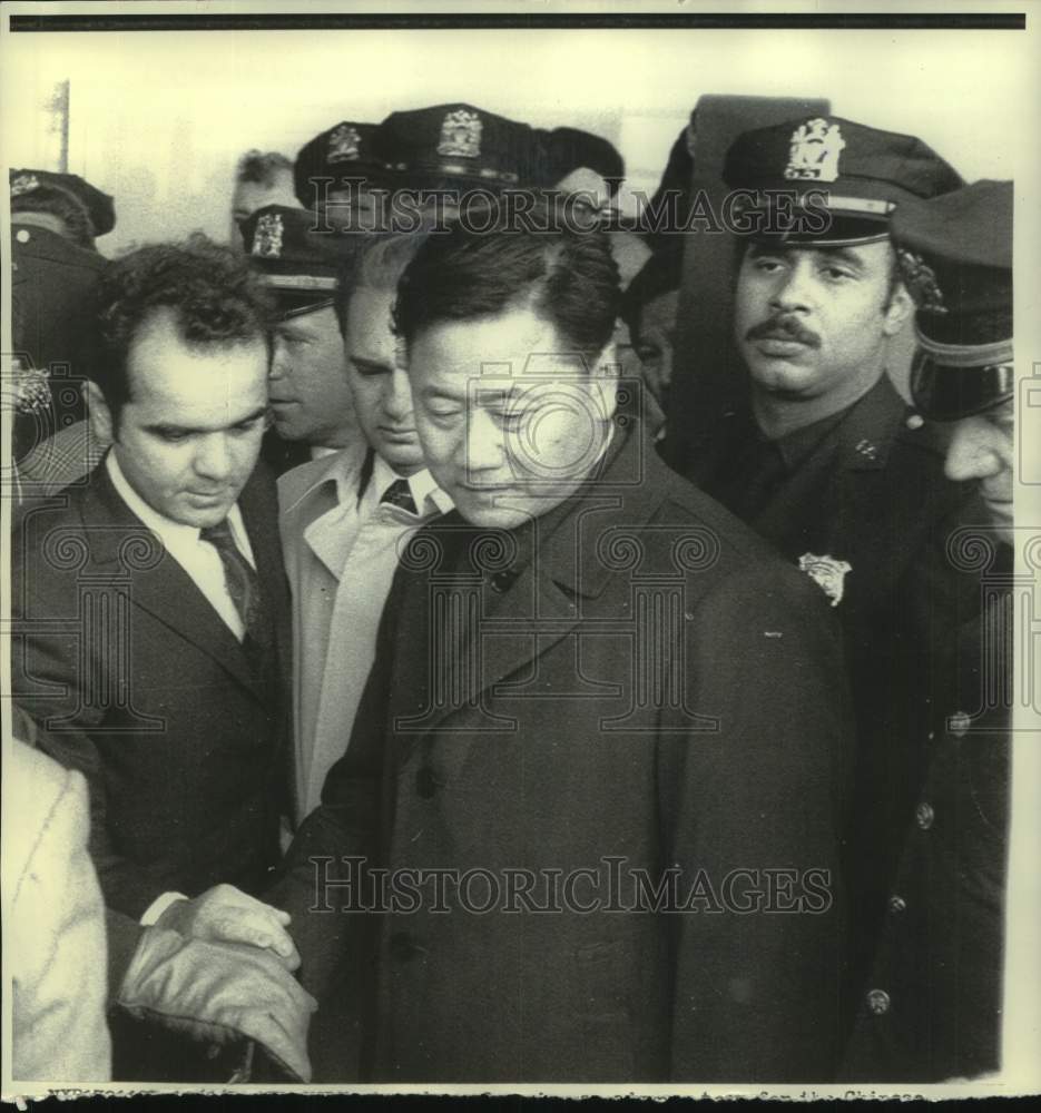 1971 Press Photo security surround Red China diplomat, Kennedy Airport, NY