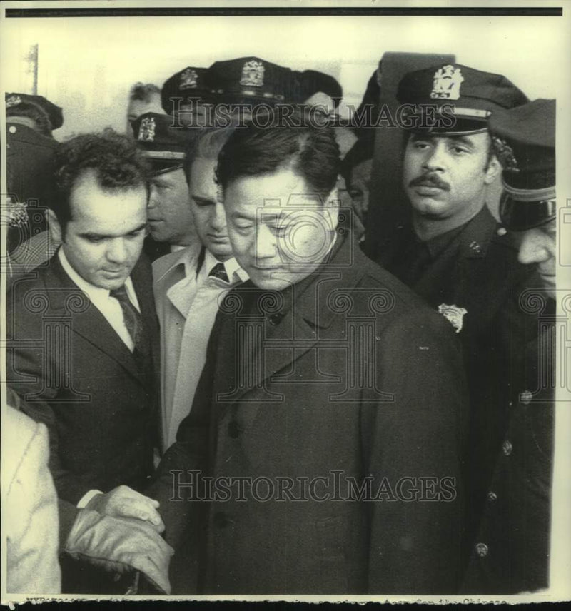 Load image into Gallery viewer, 1971 Press Photo security surround Red China diplomat, Kennedy Airport, NY
