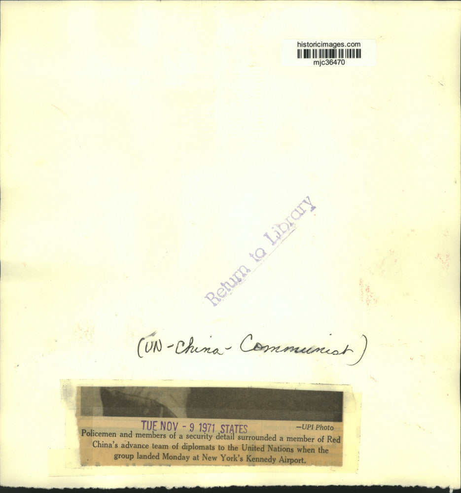 1971 Press Photo security surround Red China diplomat, Kennedy Airport, NY