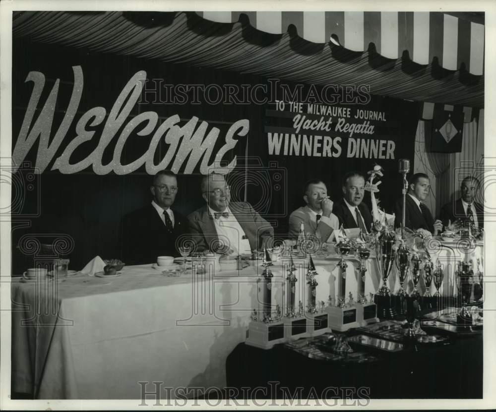 1954 Press Photo Milwaukee Journal Yacht Regatta Winners Dinner, Wisconsin