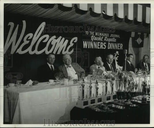 1954 Press Photo Milwaukee Journal Yacht Regatta Winners Dinner, Wisconsin