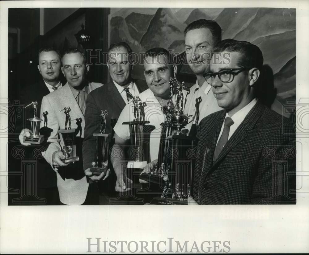 1963 Press Photo Winning Journal employees at the annual golf awards dinner