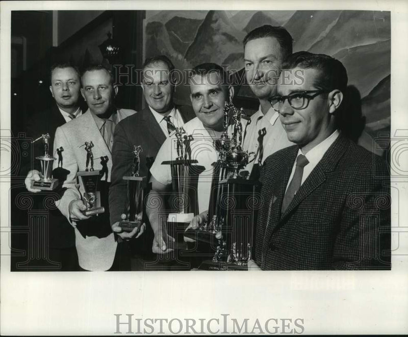 Load image into Gallery viewer, 1963 Press Photo Winning Journal employees at the annual golf awards dinner
