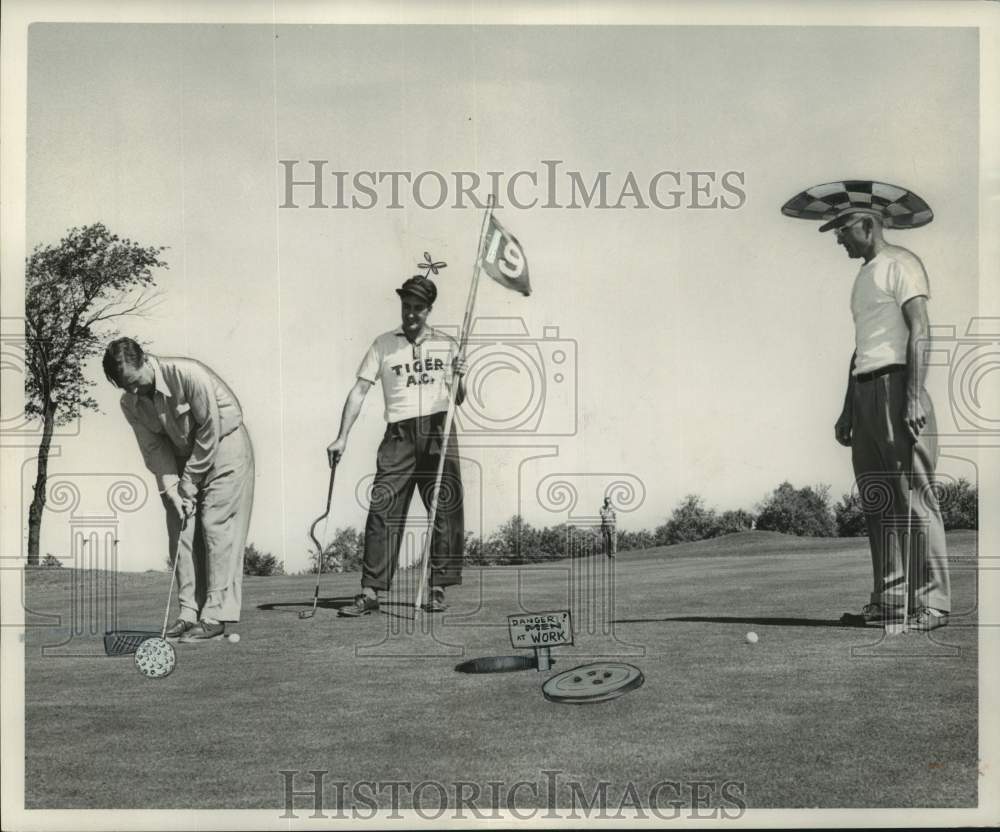 1954 Press Photo animators drew fun things on these Milwaukee golfers
