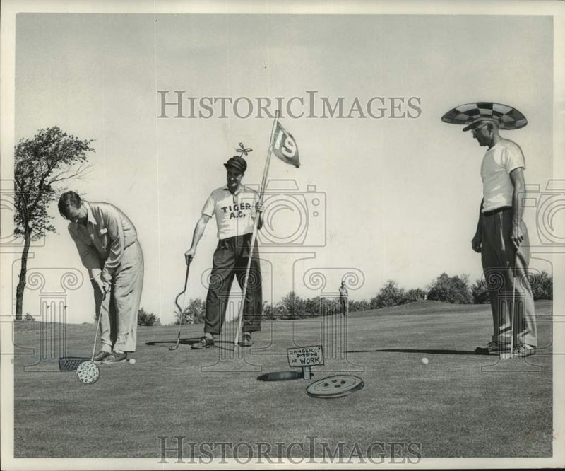 Load image into Gallery viewer, 1954 Press Photo animators drew fun things on these Milwaukee golfers
