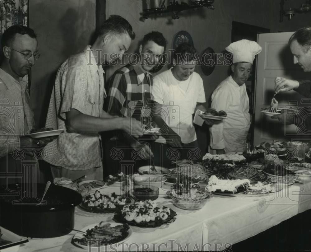 1953 Press Photo golfers in line to eat after a Golf tournament, Wisconsin- Historic Images