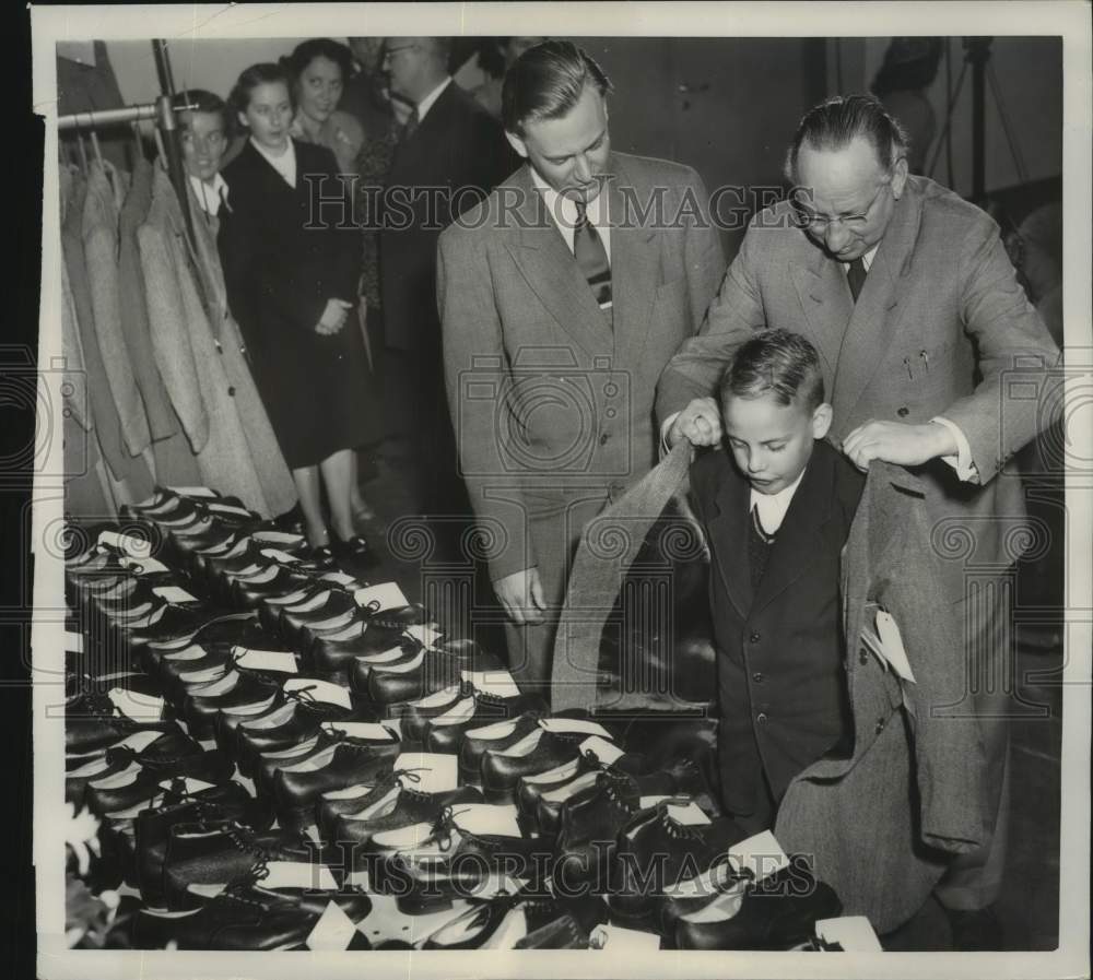 1951 Press Photo Otto Bach and UNICEF Supplies for Needy Children, West Berlin- Historic Images