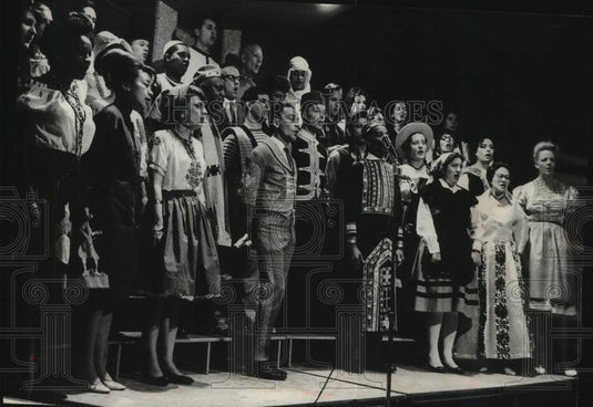 1964 Press Photo United Nations Singers in native dress, University of Wisconsin- Historic Images