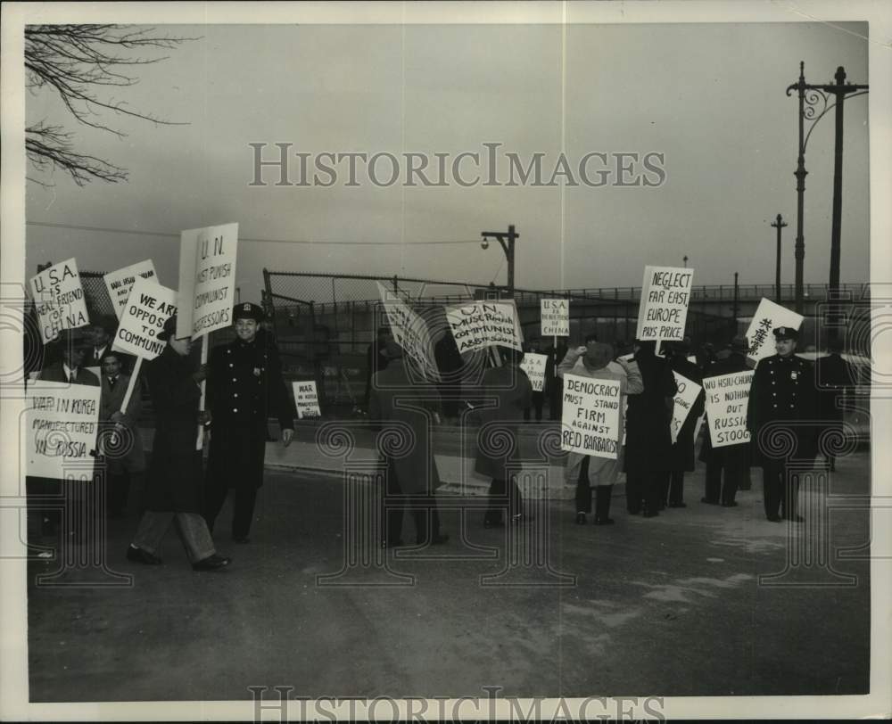 1950 Press Photo Chinese-Americans picket the United Nations in New York- Historic Images