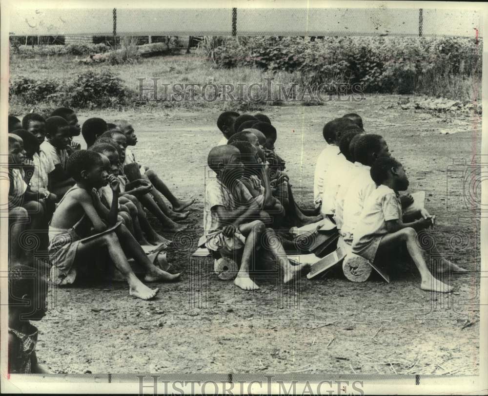 1964 Press Photo Children attend school in the outdoors of Tabalak in Niger- Historic Images