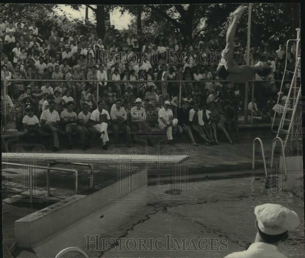 1950 Press Photo Diving competition, Milwaukee J. Water Sports Show - mjc36797- Historic Images