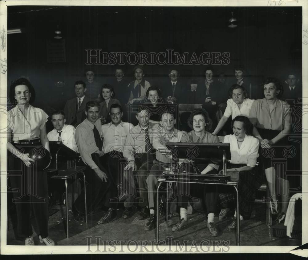 1949 Press Photo Milwaukee Journal employee men&#39;s and women&#39;s teams compete