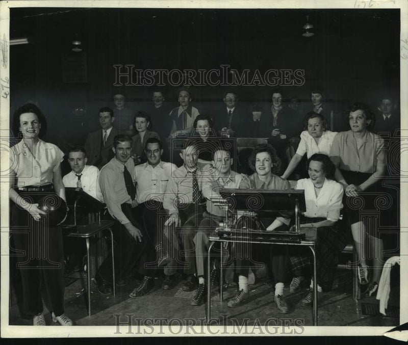 Load image into Gallery viewer, 1949 Press Photo Milwaukee Journal employee men's and women's teams compete
