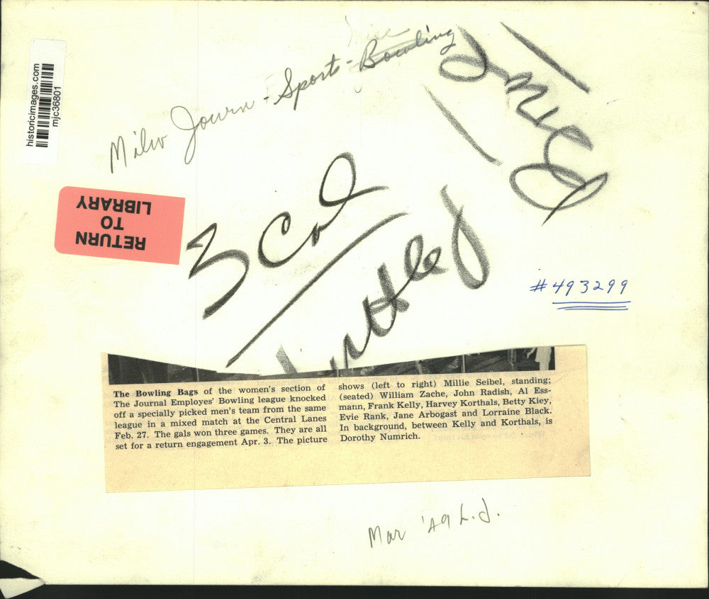 1949 Press Photo Milwaukee Journal employee men's and women's teams compete