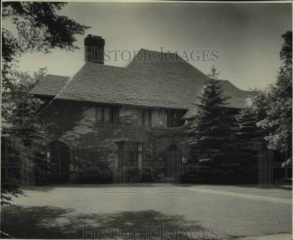 1946 Press Photo Milwaukee, Wisconsin home at 3615 N. Lake Dr. - mjc36843- Historic Images