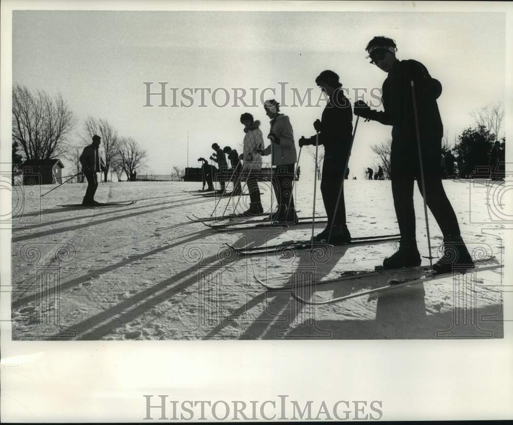 1954 Press Photo Milwaukee Journal-Parks ski school students imitate instructor- Historic Images