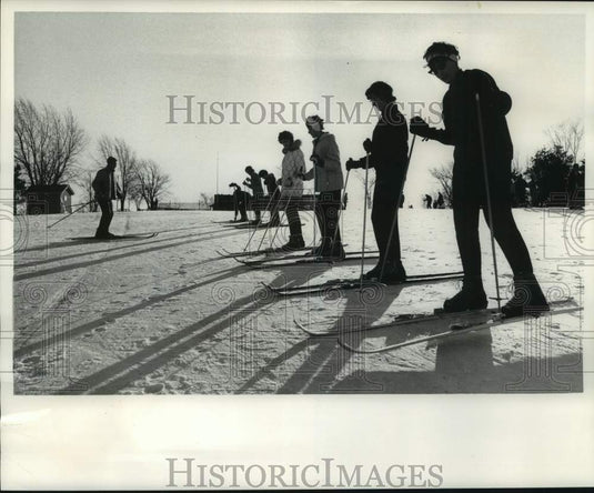 1954 Press Photo Milwaukee Journal-Parks ski school students imitate instructor- Historic Images