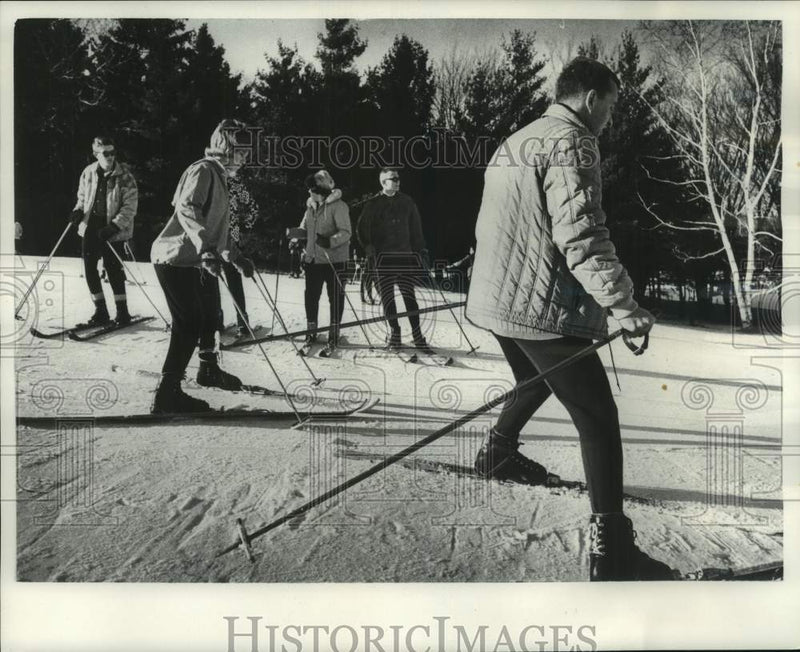 Load image into Gallery viewer, 1965 Press Photo Journal-Parks ski school Instructor &amp; learners at Currie Park
