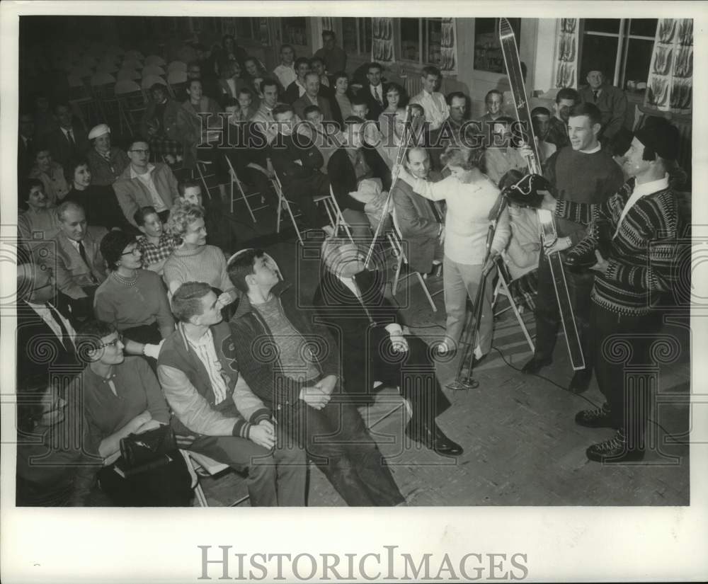 1959 Press Photo Students 1st indoor session of Journal ski school- Historic Images