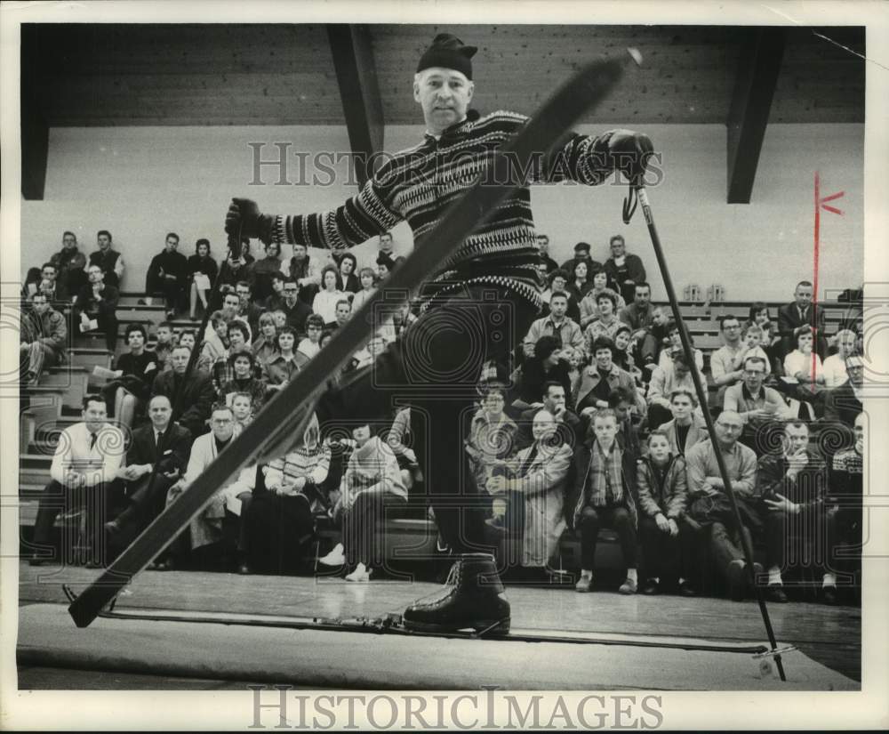1962 Press Photo Robert C. Niss &amp; ski buffs at Journal&#39;s free ski school opening- Historic Images