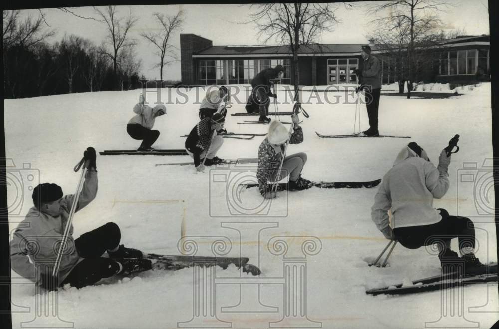 1961 Press Photo Students learn to fall and get up during ski class in Milwaukee- Historic Images