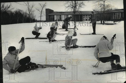 1961 Press Photo Students learn to fall and get up during ski class in Milwaukee- Historic Images