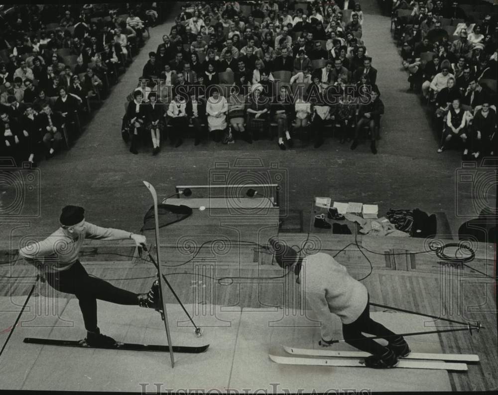 1964 Press Photo Modern ski technique shown at Journal-Parks ski school session- Historic Images