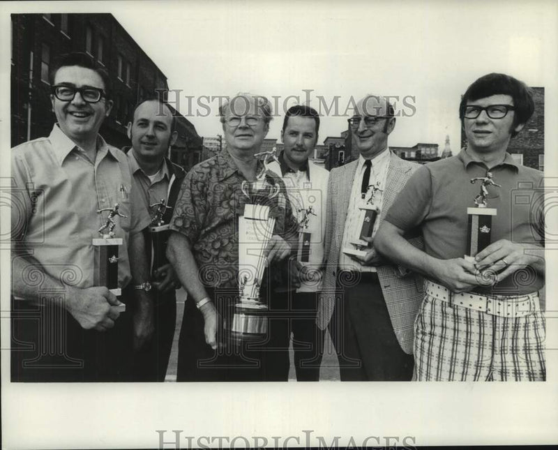 Load image into Gallery viewer, 1974 Press Photo Champs of 850 Scratch League bowling show off trophy, Milwaukee
