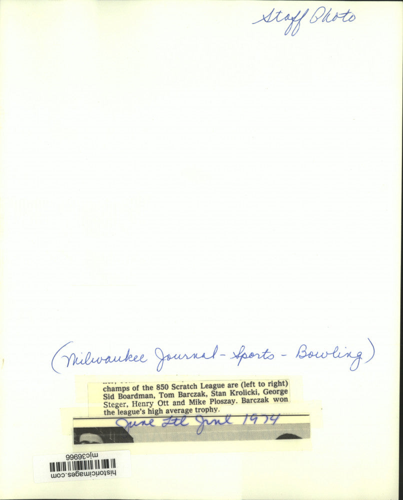 1974 Press Photo Champs of 850 Scratch League bowling show off trophy, Milwaukee