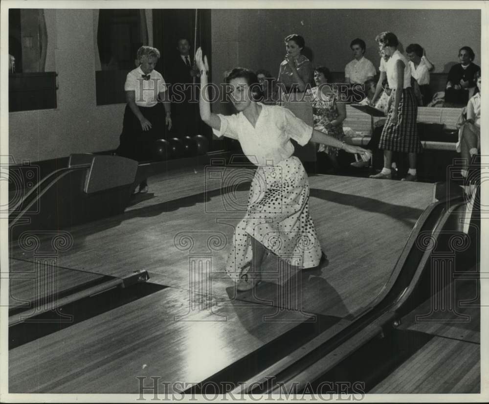 1958 Press Photo Judy Nickelbein Bowling and hopes for a good shot - mjc36983- Historic Images