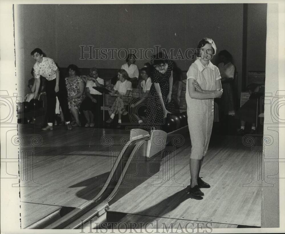 1958 Press Photo Pat Kuenzi is disappointed in her bowling frame - mjc36984