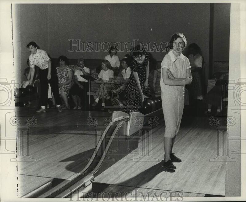 Load image into Gallery viewer, 1958 Press Photo Pat Kuenzi is disappointed in her bowling frame - mjc36984
