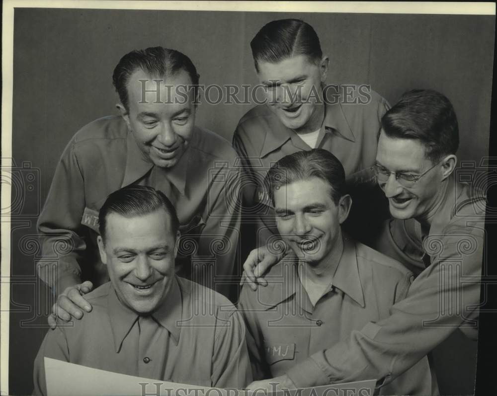 1950 Press Photo The Journal men&#39;s bowling team members check their scores- Historic Images
