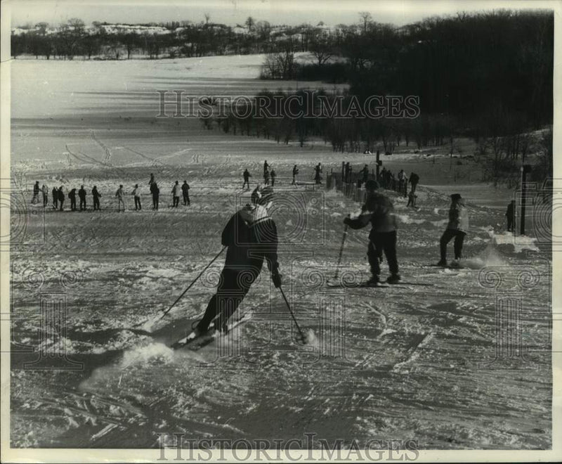 Load image into Gallery viewer, 1966 Press Photo Journal-Parks Ski school students practicing at Whitnall Park

