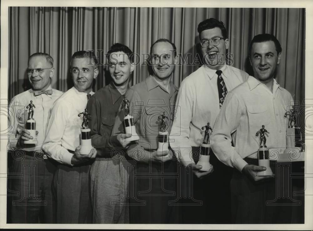 1953 Press Photo Milwaukee Journal men&#39;s bowling team with their trophies- Historic Images