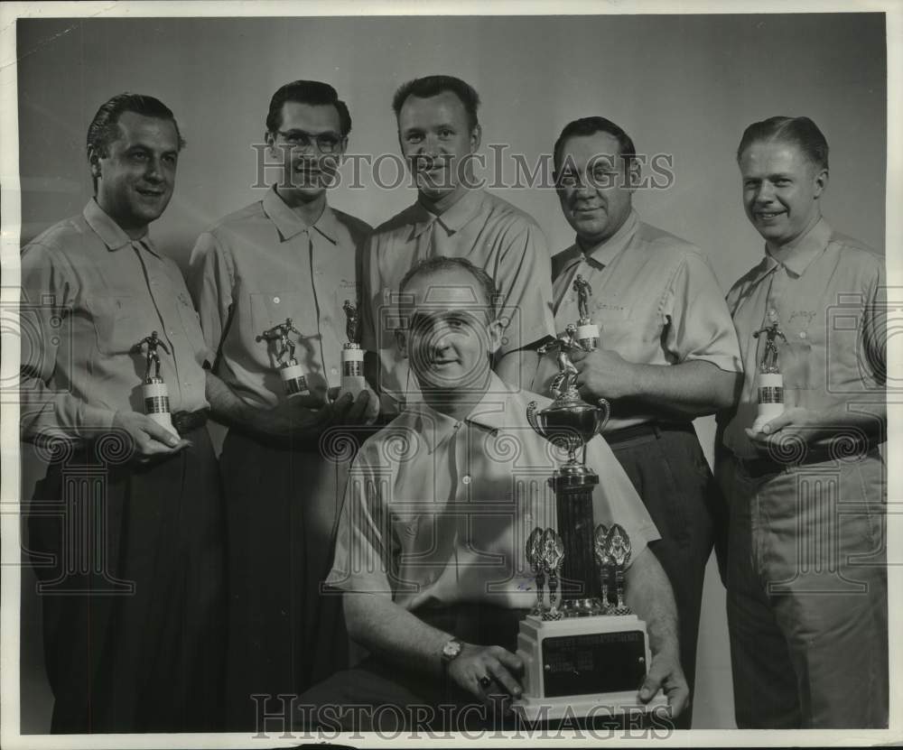 1957 Press Photo The Press Room bowling team of the Milwaukee Journal's league- Historic Images