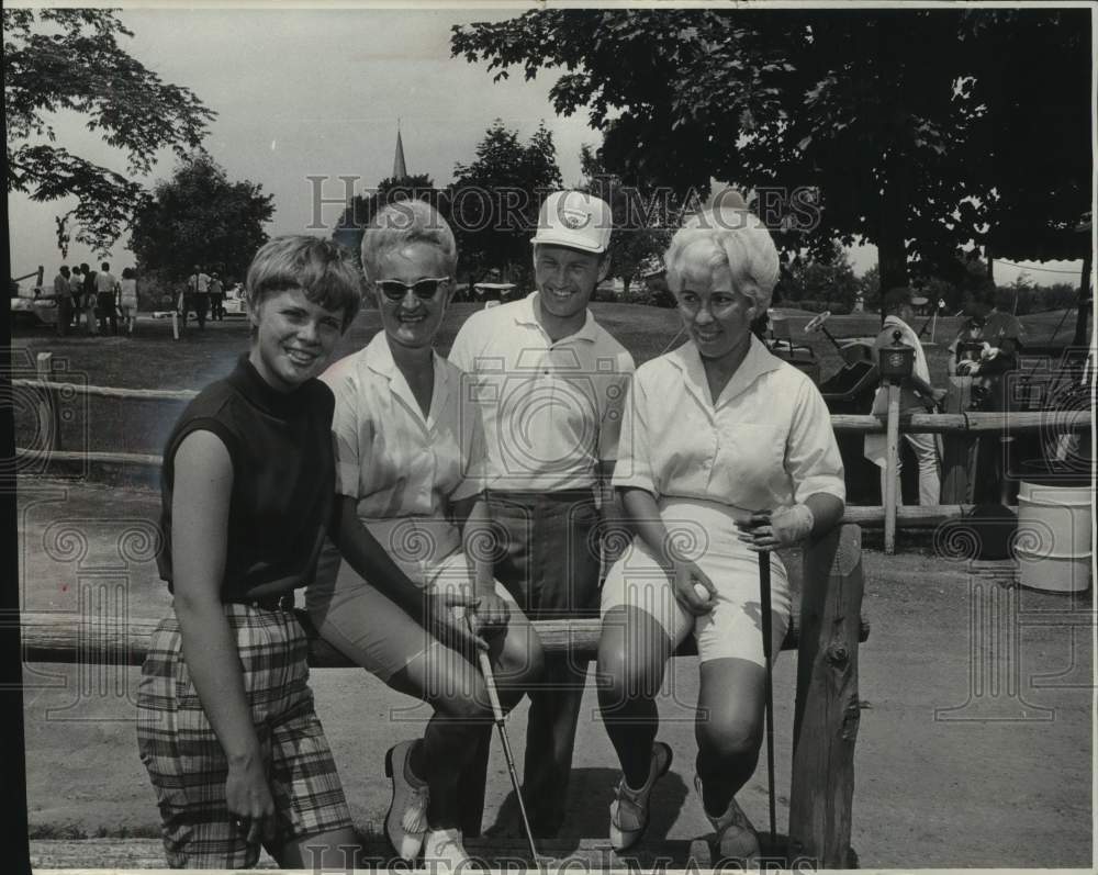 1966 Press Photo Carol Jean Sorensen &amp; fellow Racine women golfers - mjc37008- Historic Images