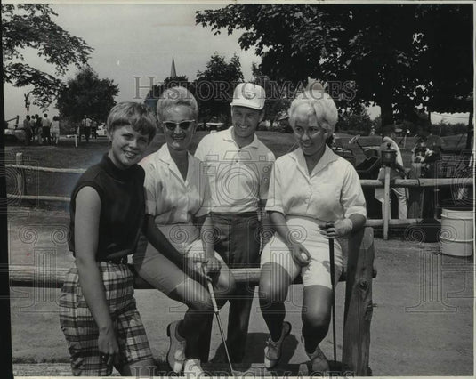 1966 Press Photo Carol Jean Sorensen & fellow Racine women golfers - mjc37008- Historic Images