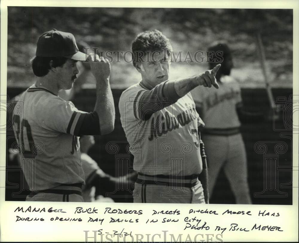 1982 Press Photo Brewers' manager Buck Rodgers directs pitcher Moose Haas- Historic Images