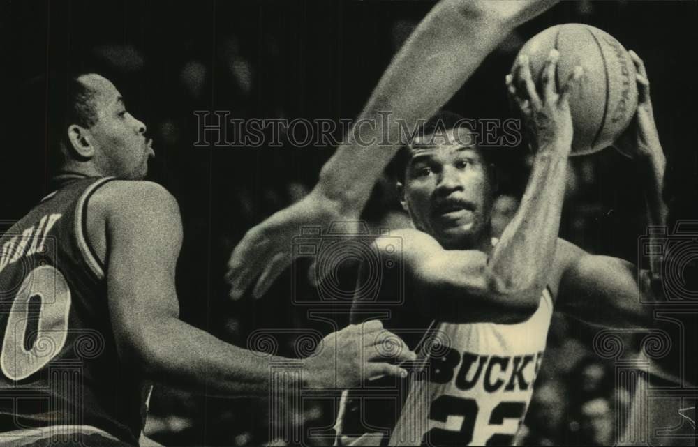 1988 Press Photo Milwaukee Bucks&#39; Ricky Pierce handles the ball - mjc37077- Historic Images