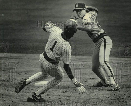 1985 Press Photo Milwaukee's Ernest Riles tries to break up double-play- Historic Images