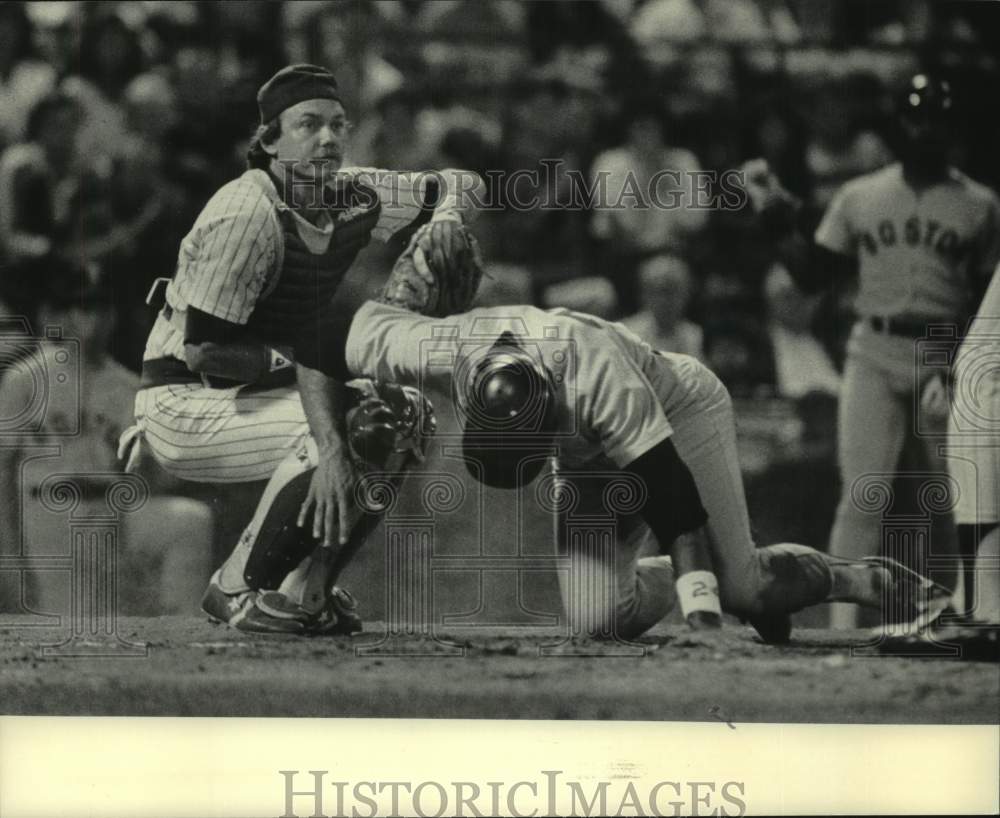 1985 Press Photo Milwaukee Brewers catcher tags out base runner at home.- Historic Images