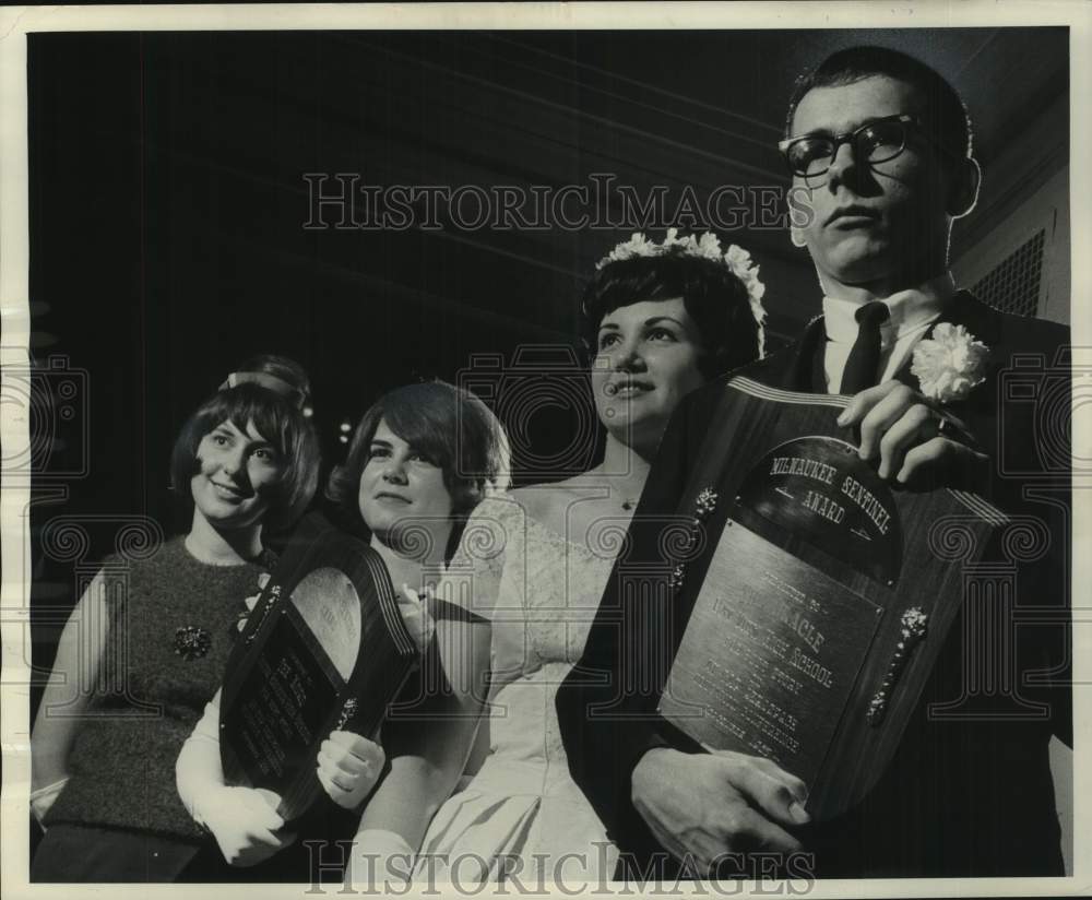 1964 Press Photo Student writers awarded plaques from The Milwaukee Sentinel- Historic Images