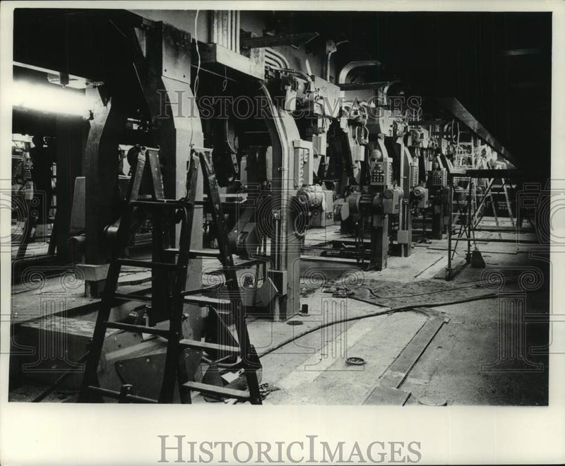 Load image into Gallery viewer, 1962 Press Photo View down the length of the press room at Milwaukee Journal
