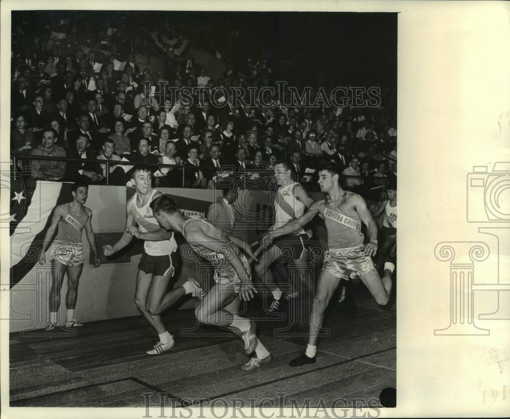 1964 Press Photo Baton passing at the Milwaukee Journal track meets - mjc37193