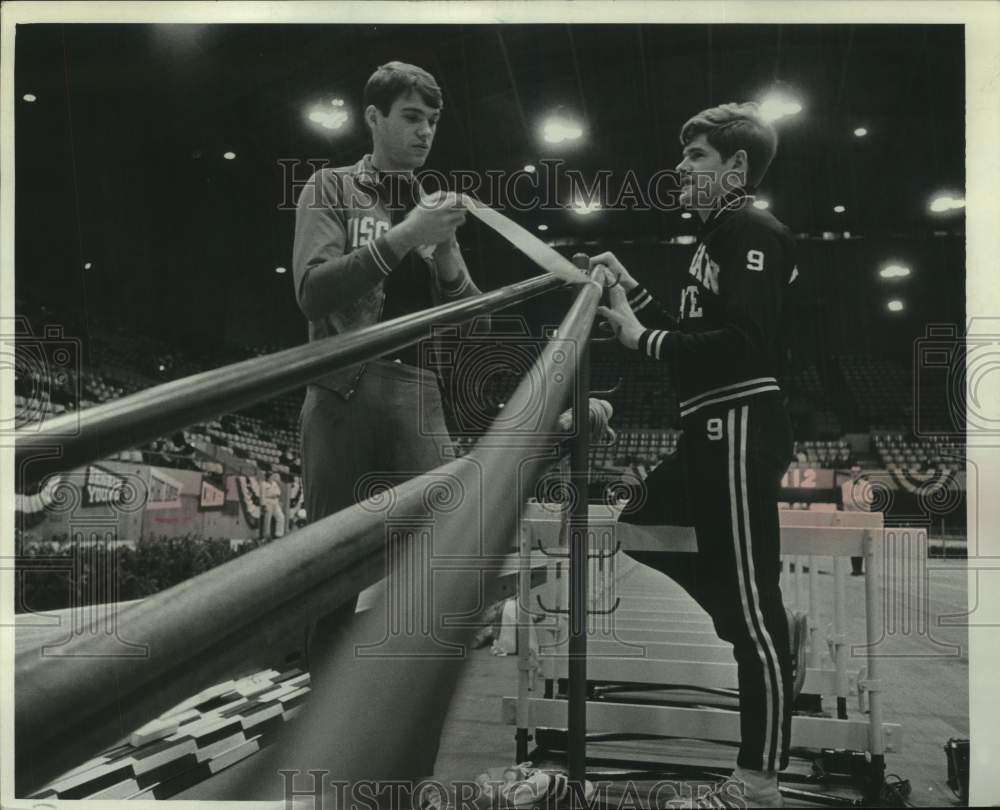 1968 Press Photo Pole vaulters Joe Vikter and Roland Carter at Milwaukee meets- Historic Images